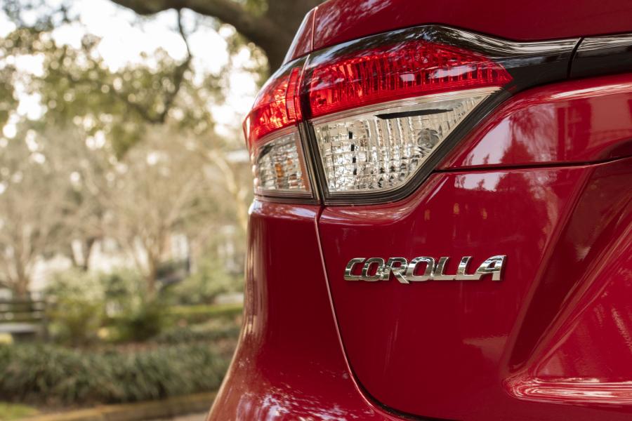 Логотип Toyota Corolla LE Sedan 2019 года  (NA) (фото 8 из 24)